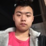 晚上。黑加白