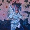 提着花灯的小男孩